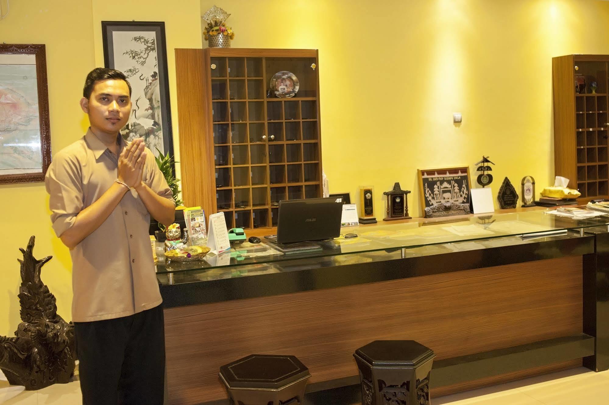 Catur Adi Putra Hotel Denpasar Extérieur photo