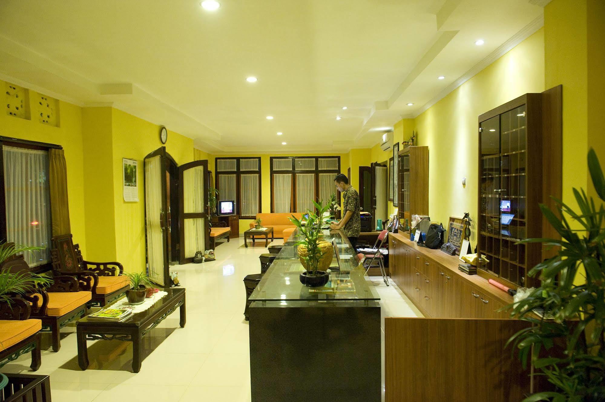 Catur Adi Putra Hotel Denpasar Extérieur photo